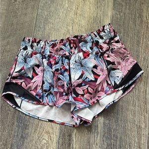 NWOT Lululemon Hotty Hot Shorts (floral, 8) 2.5”